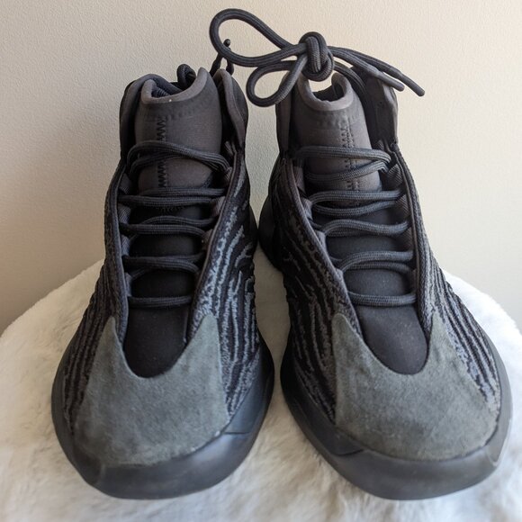 Adidas Yeezy Quantum in Onyx - Picture 4 of 11